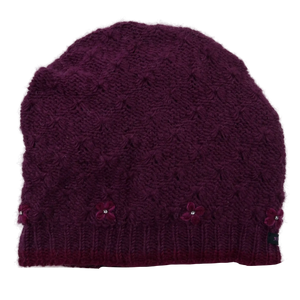 Long Beanie Mütze, Wollmütze mit Strickmuster aus 100% Schurwolle Lila. Kleine Stickblumen mit Straßsteinchen verzieren den Mützenrand. Mützenzipfel ist am Hinterkopf fixiert.