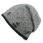 Long Beanie Mütze, Wollmütze mit Strickmuster aus 100% Schurwolle Grau. Kleine Stickblumen mit Straßsteinchen verzieren den Mützenrand.