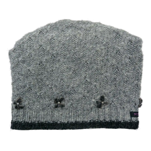 Long Beanie Mütze, Wollmütze mit Strickmuster aus 100% Schurwolle Grau. Kleine Stickblumen mit Straßsteinchen verzieren den Mützenrand. Mützenzipfel ist am Hinterkopf fixiert.