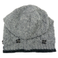 Long Beanie Mütze, Wollmütze mit Strickmuster aus 100% Schurwolle Grau. Mützenzipfel ist am Hinterkopf fixiert.