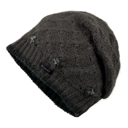 Long Beanie Mütze, Wollmütze mit Strickmuster aus 100% Schurwolle Dunkelgrau. Kleine Stickblumen mit Straßsteinchen verzieren den Mützenrand.