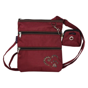 Gassi-Umhängetasche aus wasserabweisenden Stoff Rot mit Pfote Herz Applikation, einem großen Reißverschlusshauptfach, zwei Reißverschlussfächer vorne und einem Reißverschluss hinten. Extra kleine Beuteltschen zum Anhängen mit Metallöse zur Entnahme von Hundekotbeutel.