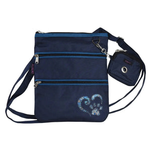 Gassi-Umhängetasche aus wasserabweisenden Stoff Marinablau mit Pfote Herz Applikation, einem großen Reißverschlusshauptfach, zwei Reißverschlussfächer vorne und einem Reißverschluss hinten. Extra kleine Beuteltschen zum Anhängen mit Metallöse zur Entnahme von Hundekotbeutel.