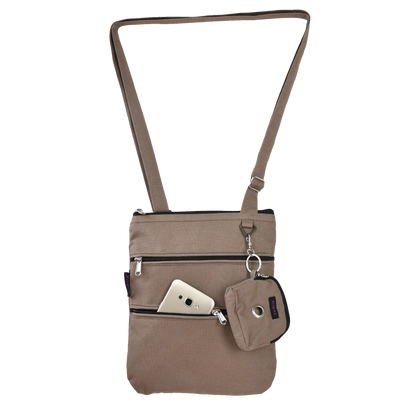 Gassi-Umhängetasche aus wasserabweisenden Stoff Beige mit größenverstellbaren Umhängegurt und zwei Reißverschlussfächern vorne.