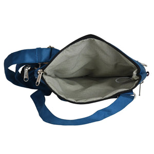 Gassi-Umhängetasche aus wasserabweisenden Stoff Blau mit großem Reißverschlussfach für Wertsachen.
