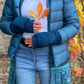Modell mit Handschuhe, Fäustlinge aus Schurwolle Tiefseegrün mit Strickmuster.