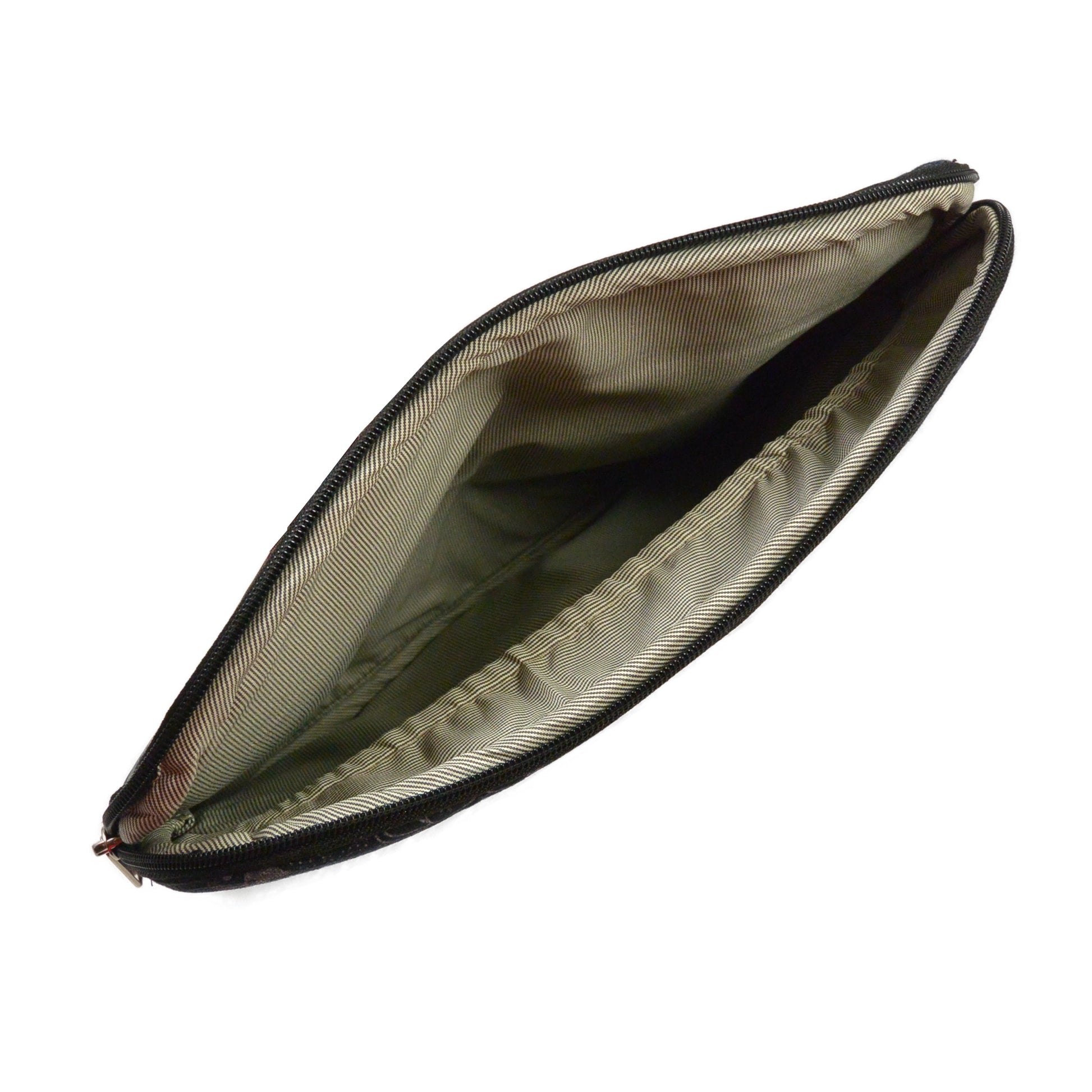 Laptop Sleeve mit Mandala-Design von Nijens, leicht geöffnet, weiches Innenfutter sichtbar