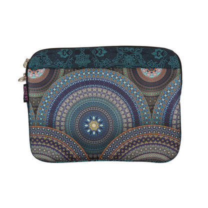 Bunte Blaue Mandala Laptop Sleeve von Nijens für 13 und 15 Zoll, Vorderansicht
