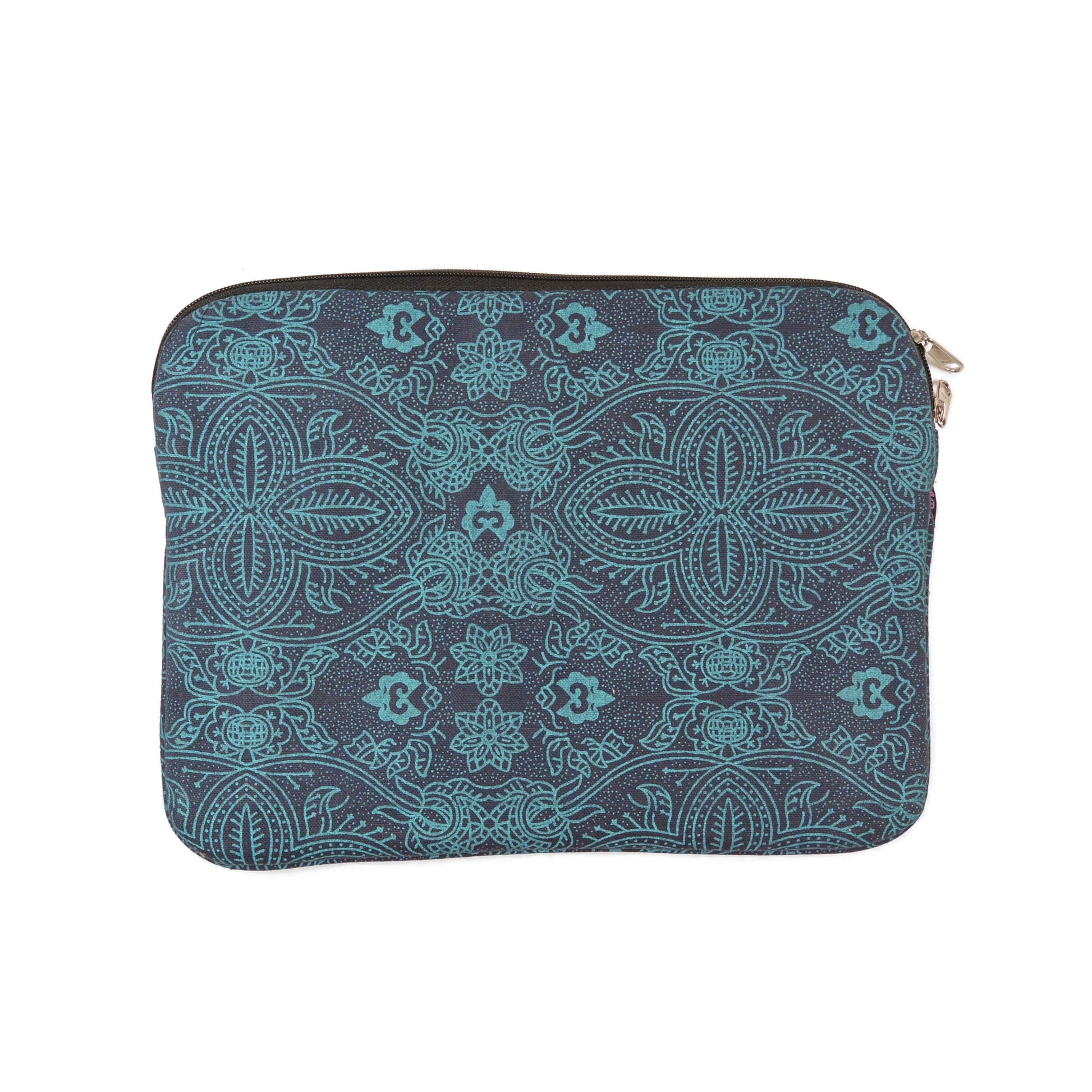 Rückseite der Laptop Sleeve von Nijens mit türkisblauem Ornamentmuster