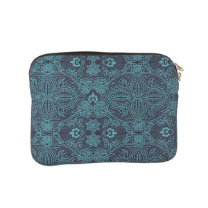 Rückseite der Laptop Sleeve von Nijens mit türkisblauem Ornamentmuster