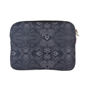 Rückseite der Laptop Sleeve von Nijens mit dunkelblauem Ornamentmuster