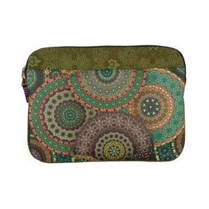 Grüne Mandala Laptop Sleeve von Nijens für 13 und 15 Zoll, Vorderansicht