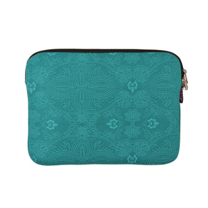 Rückseite der Laptop Hülle von Nijens in Türkis mit dezentem Mandala-Ornamentmuster