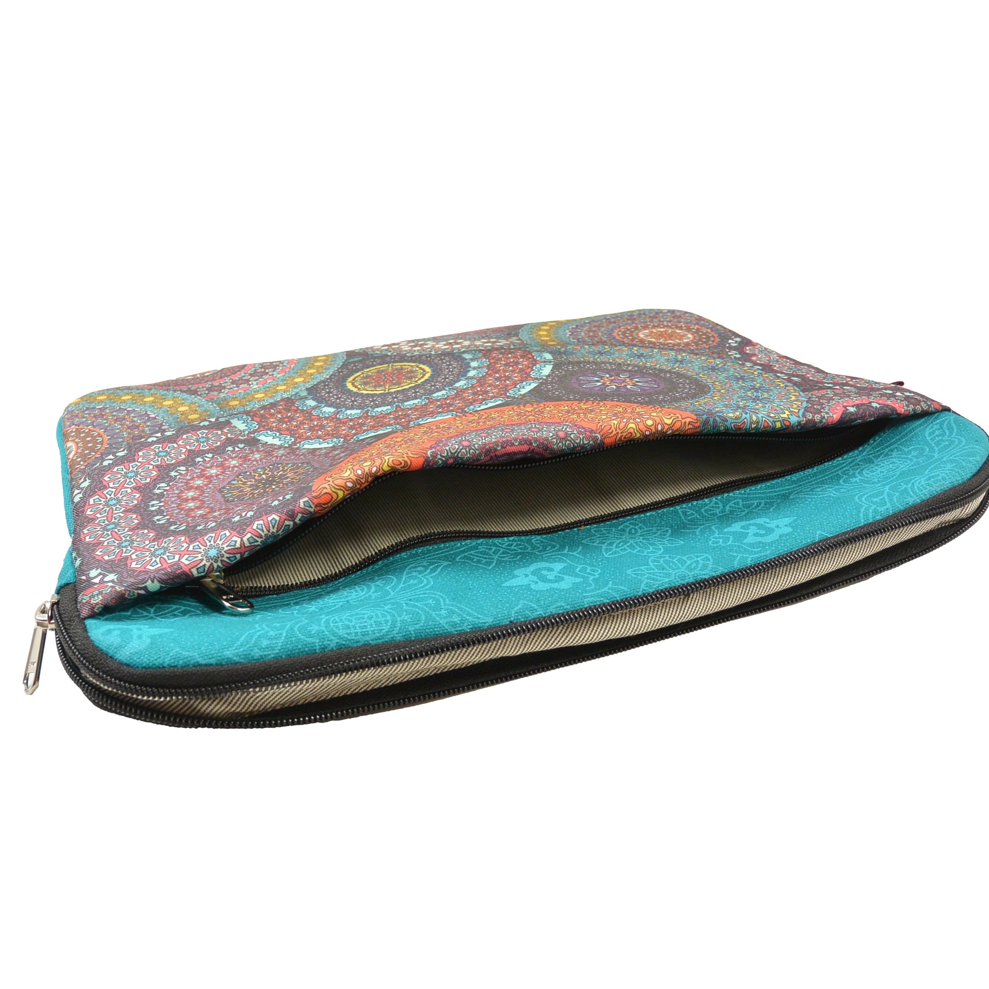 Geöffnete Mandala Laptop Sleeve von Nijens mit weichem Innenfutter und Reißverschluss