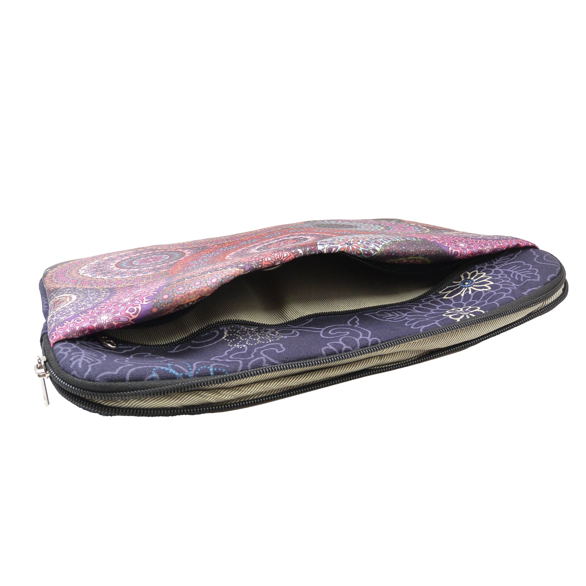 Geöffnete Mandala Laptop Sleeve in Lila von Nijens mit weichem Innenfutter und Reißverschluss