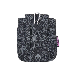 Rückseite der Baza Leckerli-Tasche in Schwarz: Canvas-Material, Karabiner & Gürtelschlaufen für flexible Befestigung.