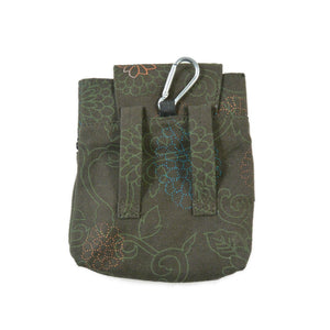 Rückseite der Baza Leckerli-Tasche in Olivgrün: Canvas-Material, Karabiner & Gürtelschlaufen für flexible Befestigung.