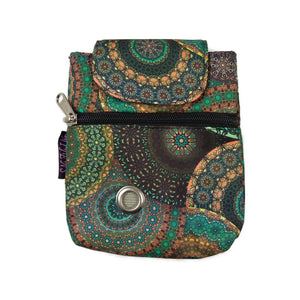 Praktische kleine Hundetasche im Mandala-Design Grün – wasserdicht, mit Fach für Leckerlis & Hundekotbeutel.