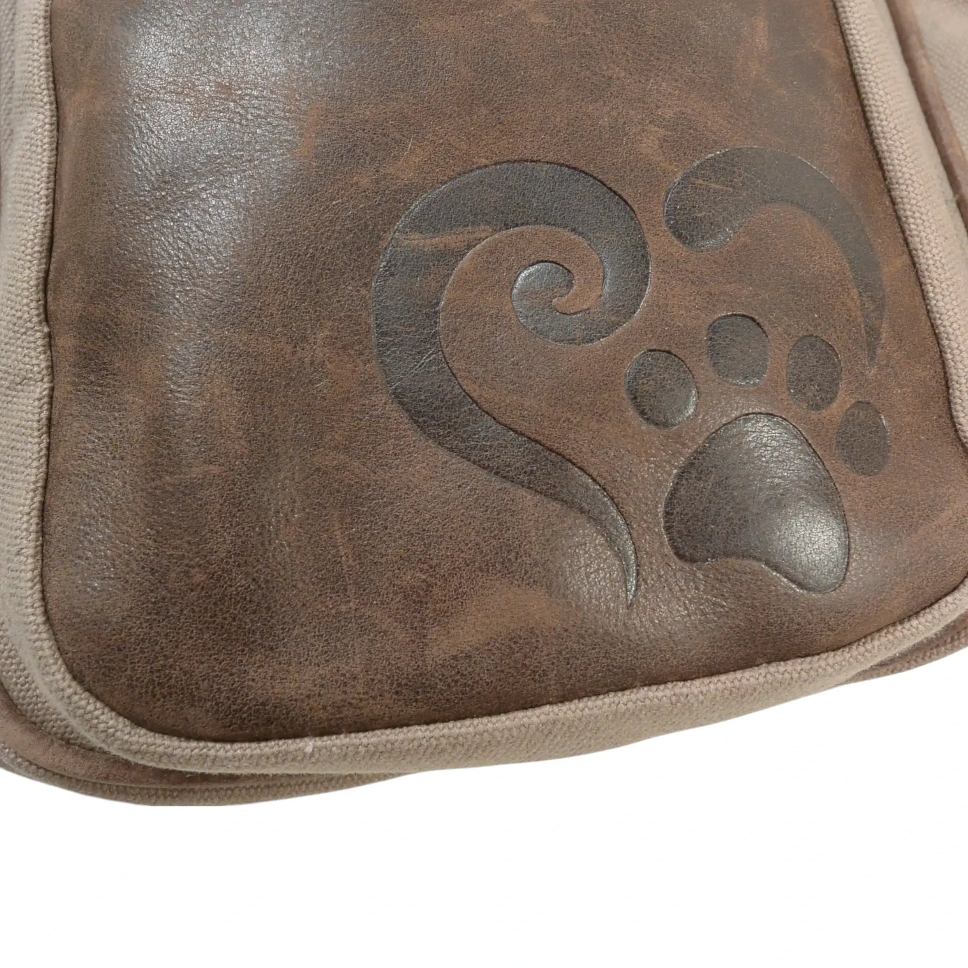 Hundetasche Konstanz in Braun mit Pfote im Herz Prägung, robust und praktisch für unterwegs