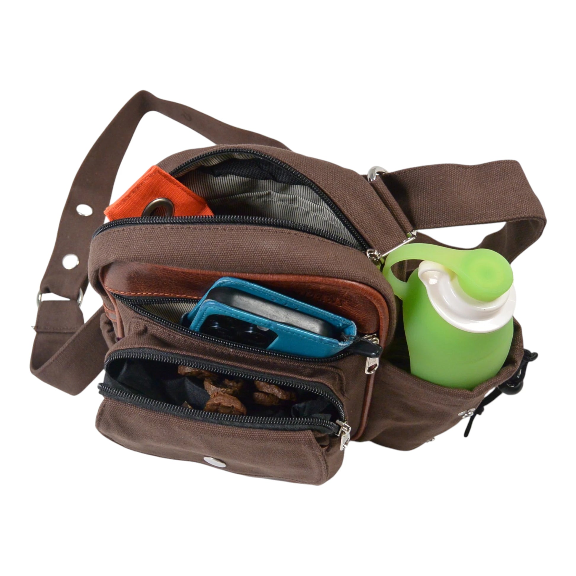 Geräumige Gassitasche mit mehreren Fächern für Handy, Leckerlis, Kotbeutel und Trinkflasche.