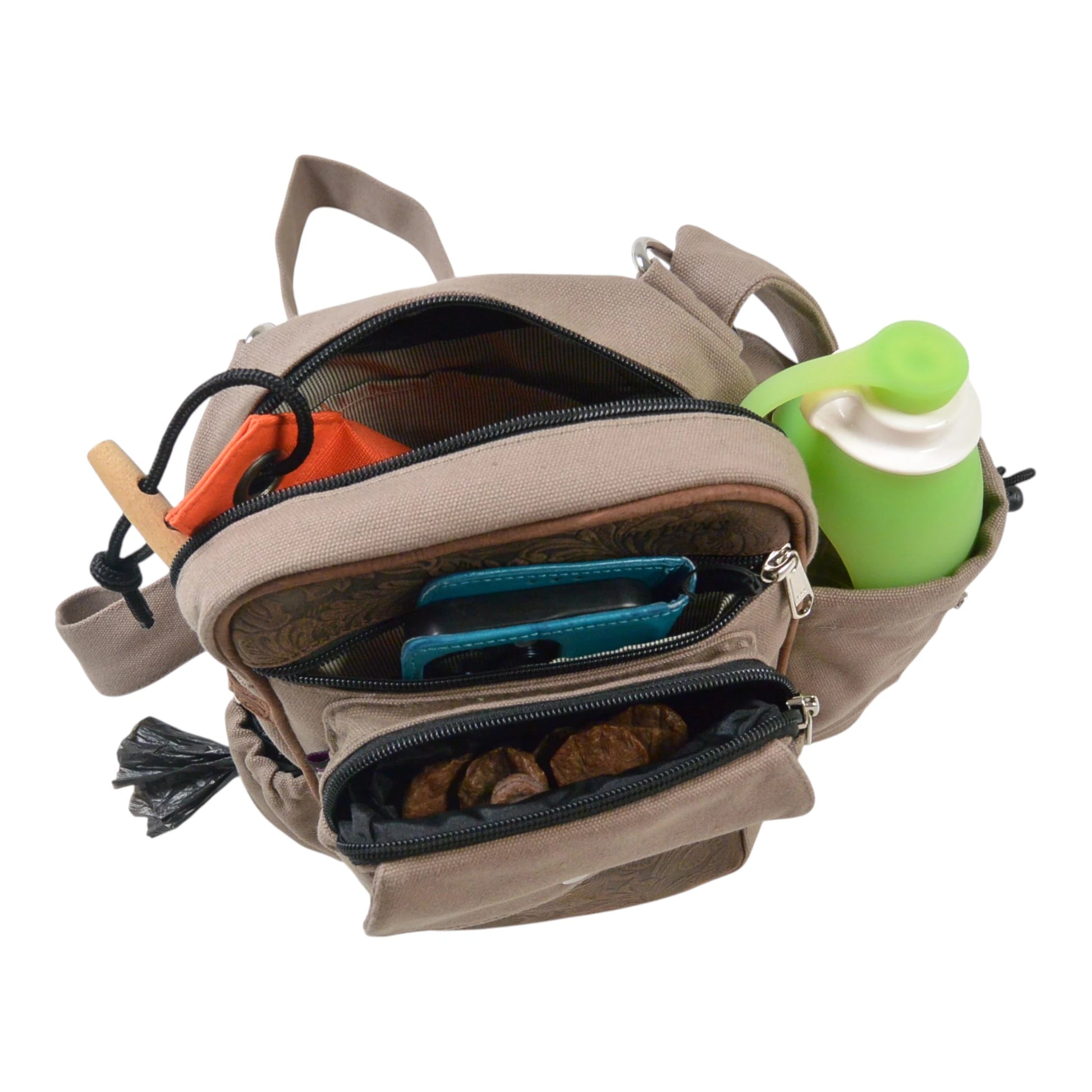 Geräumige Gassitasche Konstanz in Beige mit mehreren Fächern für Handy, Leckerlis, Kotbeutel und Trinkflasche.