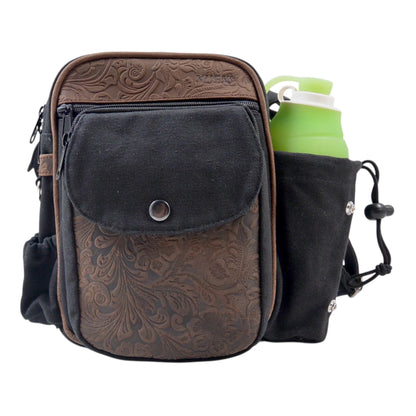 Gassi-Tasche Konstanz in Schwarz-Braun aus robustem Canvas mit geprägtem braunem Echtleder, Frontansicht mit mehreren Reißverschlussfächern und Trinkflasche