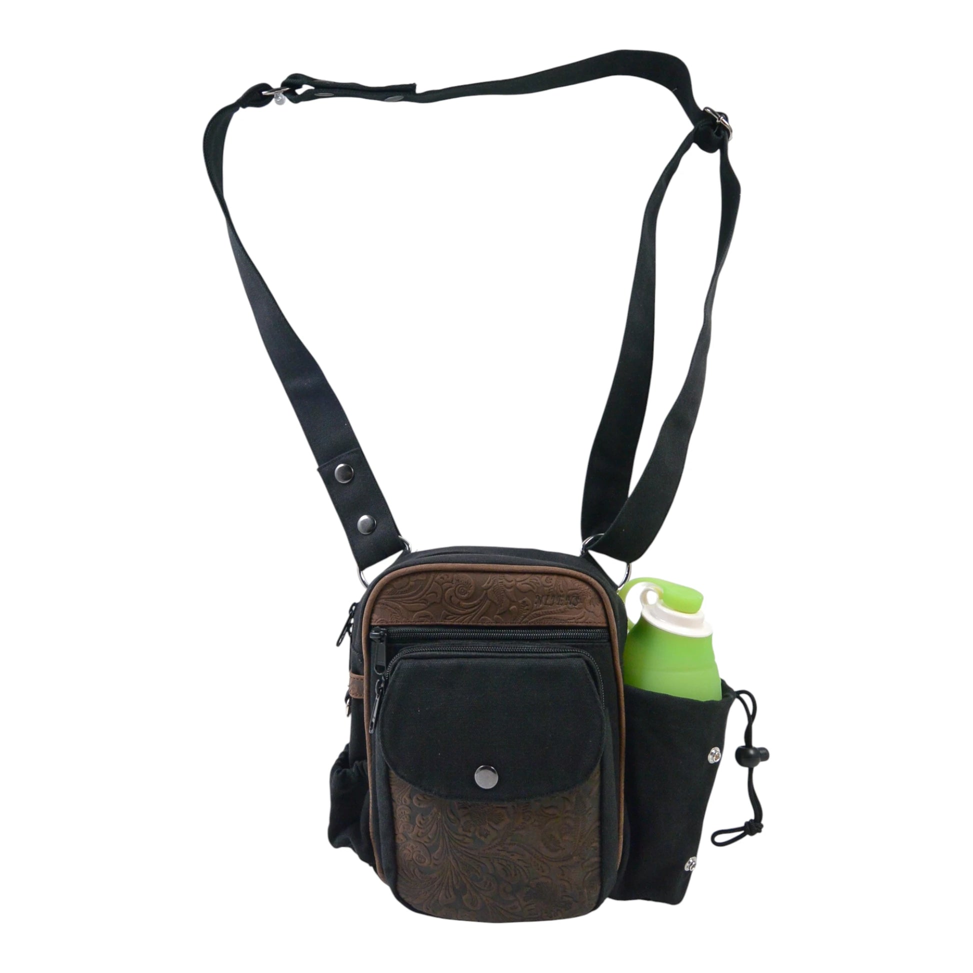 Gassi-Tasche Konstanz in Schwarz-Braun aus robustem Canvas mit geprägtem braunem Echtleder, Frontansicht mit mehreren Reißverschlussfächern und Gürtel-Verlängerung.