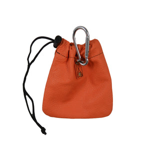 Leder-Leckerlibeutel Cabra in Orange mit Kordelzug und Karabiner – ideal für Snacks und benutzte Kotbeutel beim Hundespaziergang.