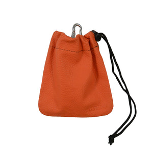 Leder-Leckerlibeutel Cabra in Orange mit Kordelzug und schwarzer Schnur – ideal für Snacks und benutzte Kotbeutel beim Hundespaziergang.