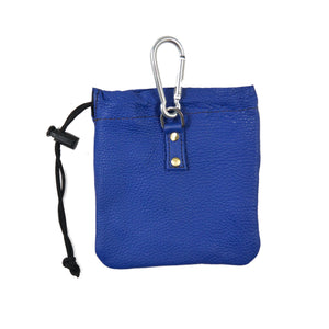 Rückseite des royalblauen Leder-Leckerlibeutels Cabra mit Karabinerhaken