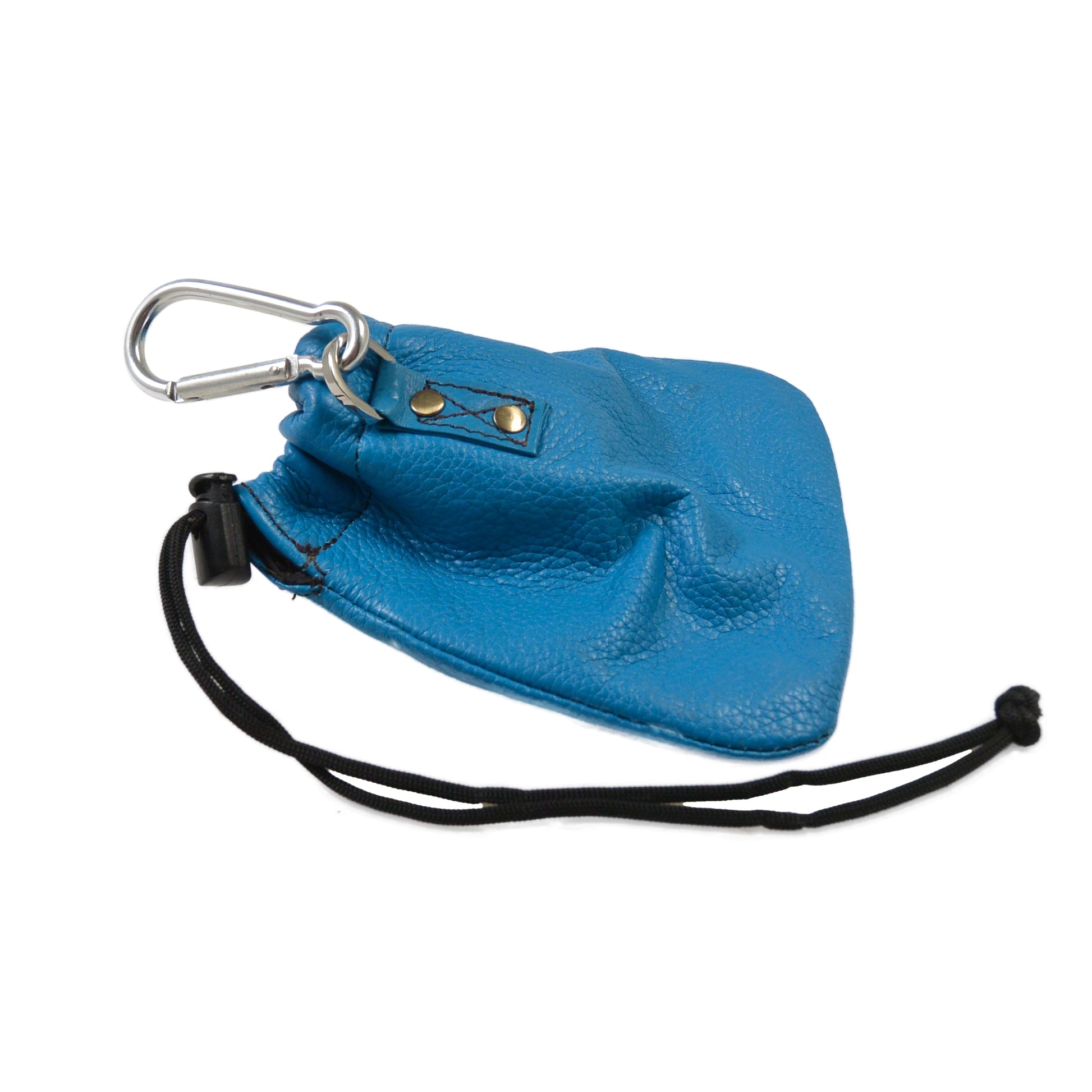 Rückseite des blauen Leder-Leckerlibeutels Cabra mit Karabinerhaken