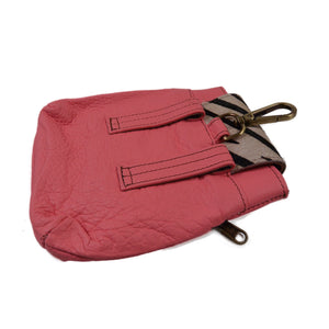 Rückseite der Baza Leder Leckerli-Tasche in Rosa mit Karabiner und zwei Gürtelschlaufen