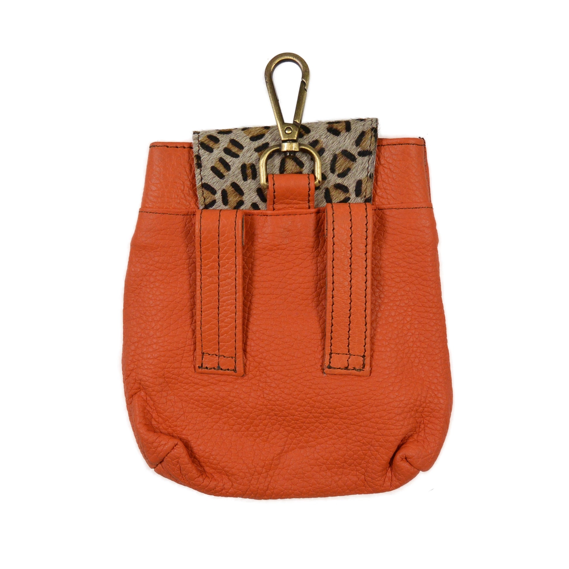 Rückseite der Baza Leder Leckerli-Tasche in Orange mit Karabiner und zwei Gürtelschlaufen