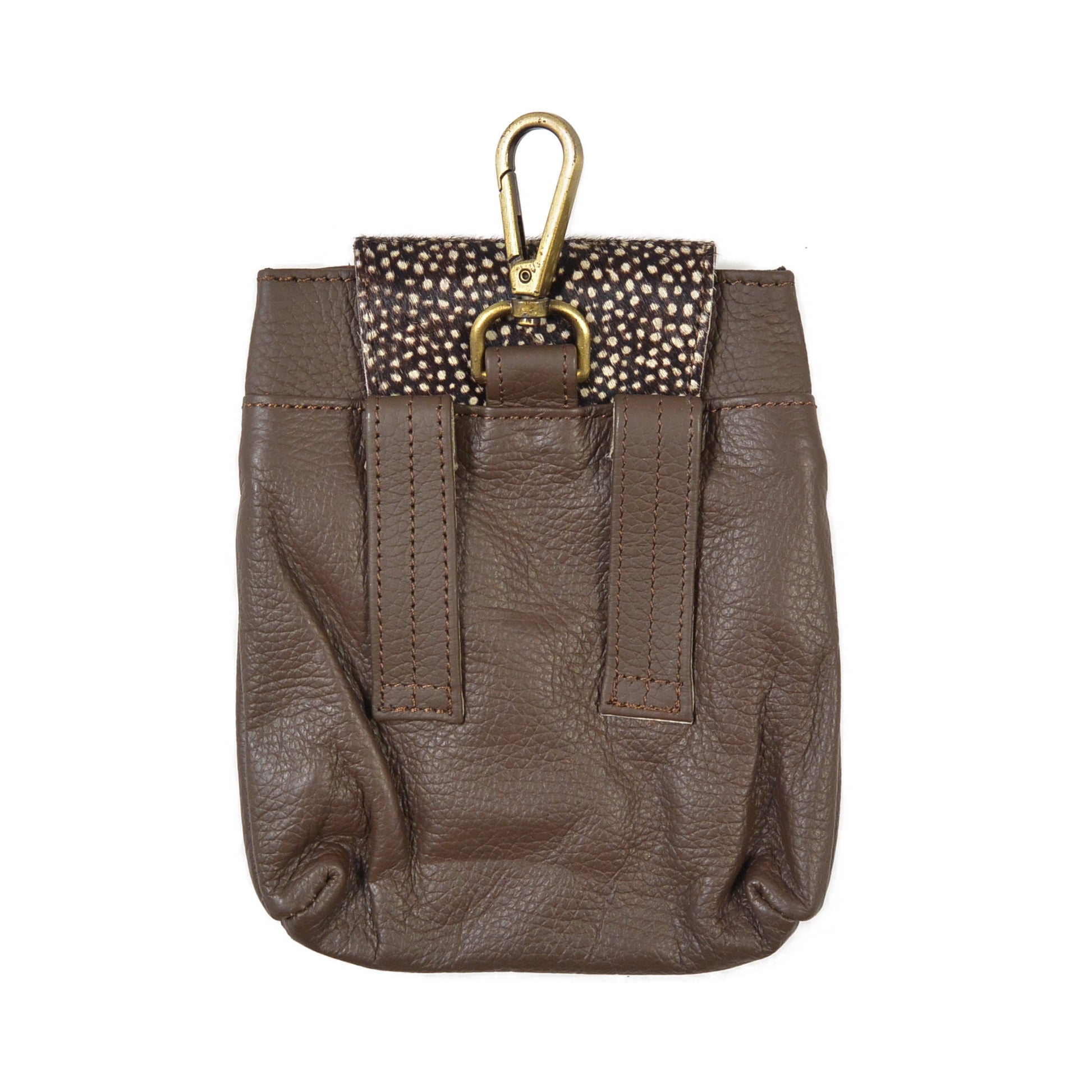 Rückseite der Baza Leder Leckerli-Tasche in Dunkelbraun mit Karabiner und zwei Gürtelschlaufen