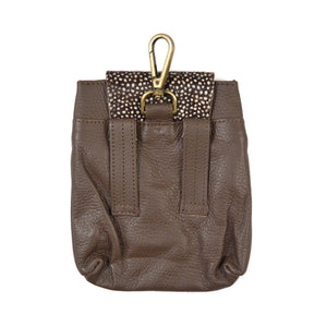 Rückseite der Baza Leder Leckerli-Tasche in Dunkelbraun mit Karabiner und zwei Gürtelschlaufen