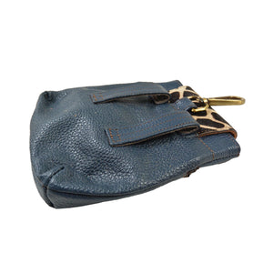 Rückseite der Baza Leder Leckerli-Tasche in Dunkelblau mit Karabiner und zwei Gürtelschlaufen