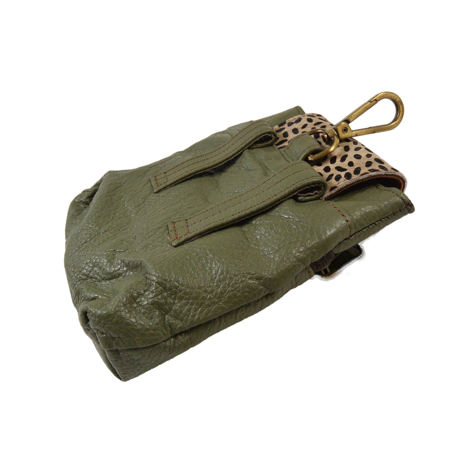 Rückseite der Baza Leder Leckerli-Tasche in Olivgrün mit Karabiner und zwei Gürtelschlaufen