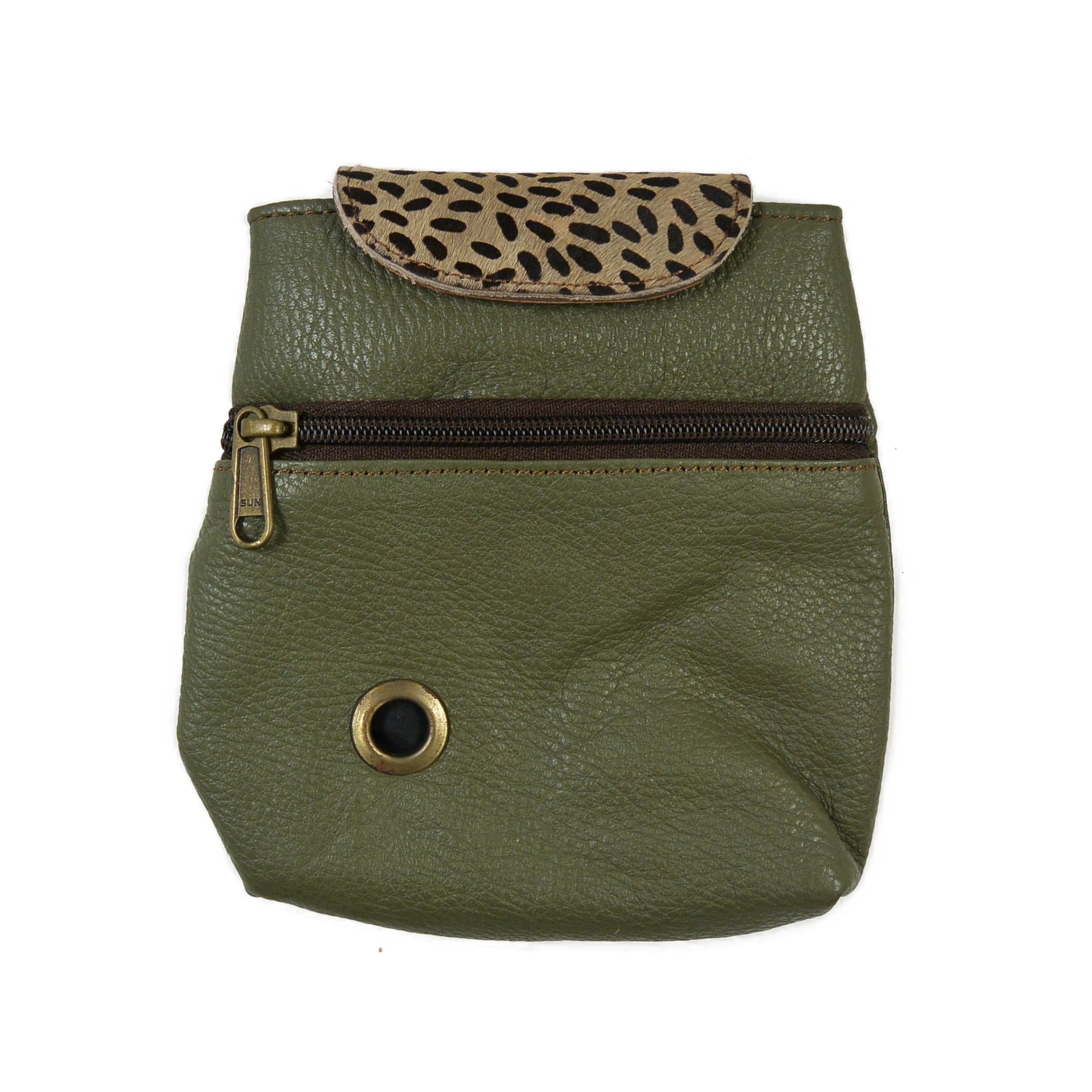 Baza Leder Leckerli-Tasche in Olivgrün mit Gepard-Kuhfell-Element und Metallöse für Hundekotbeutel