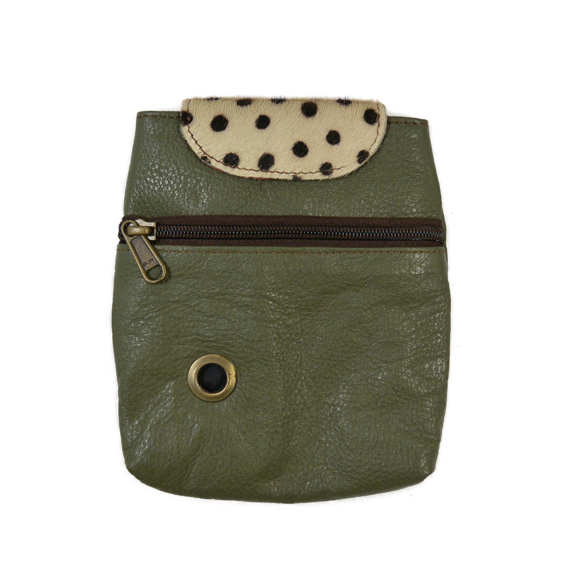 Leder Leckerli-Tasche in Olivgrün mit Gepard-Kuhfell-Element und Metallöse für Hundekotbeutel