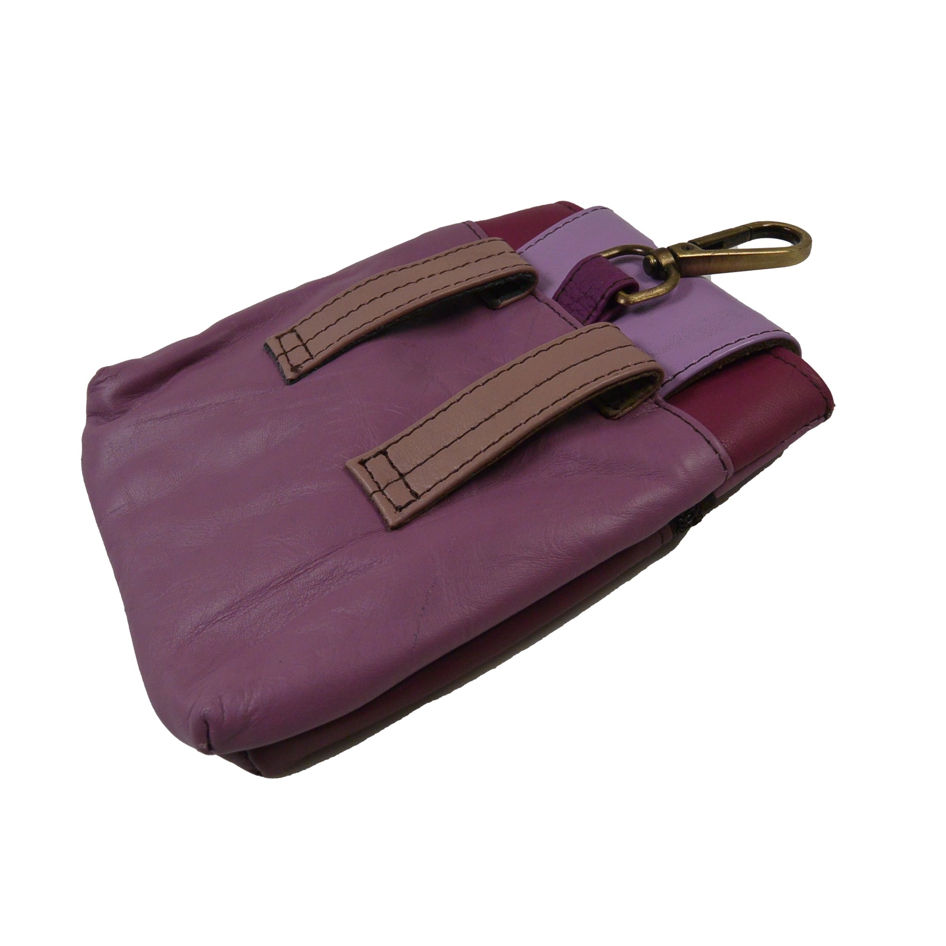 Rückseite der Baza Leder Leckerli-Tasche in Bordeaux-Lila mit Karabiner und zwei Gürtelschlaufen