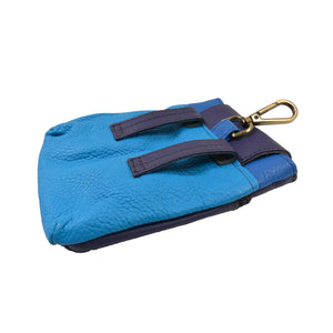 Rückseite der Baza Leder Leckerli-Tasche in Blau mit Karabiner und zwei Gürtelschlaufen
