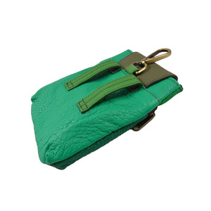Rückseite der Baza Leder Leckerli-Tasche in Grün mit Karabiner und zwei Gürtelschlaufen