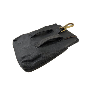 Rückseite der Baza Leder Leckerli-Tasche in Schwarz mit Karabiner und zwei Gürtelschlaufen