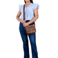 Model präsentiert die Tasche aus Leder mit Blumenmuster als Crossbody-Bag quer über den Oberkörper – flexibel tragbar und modisch