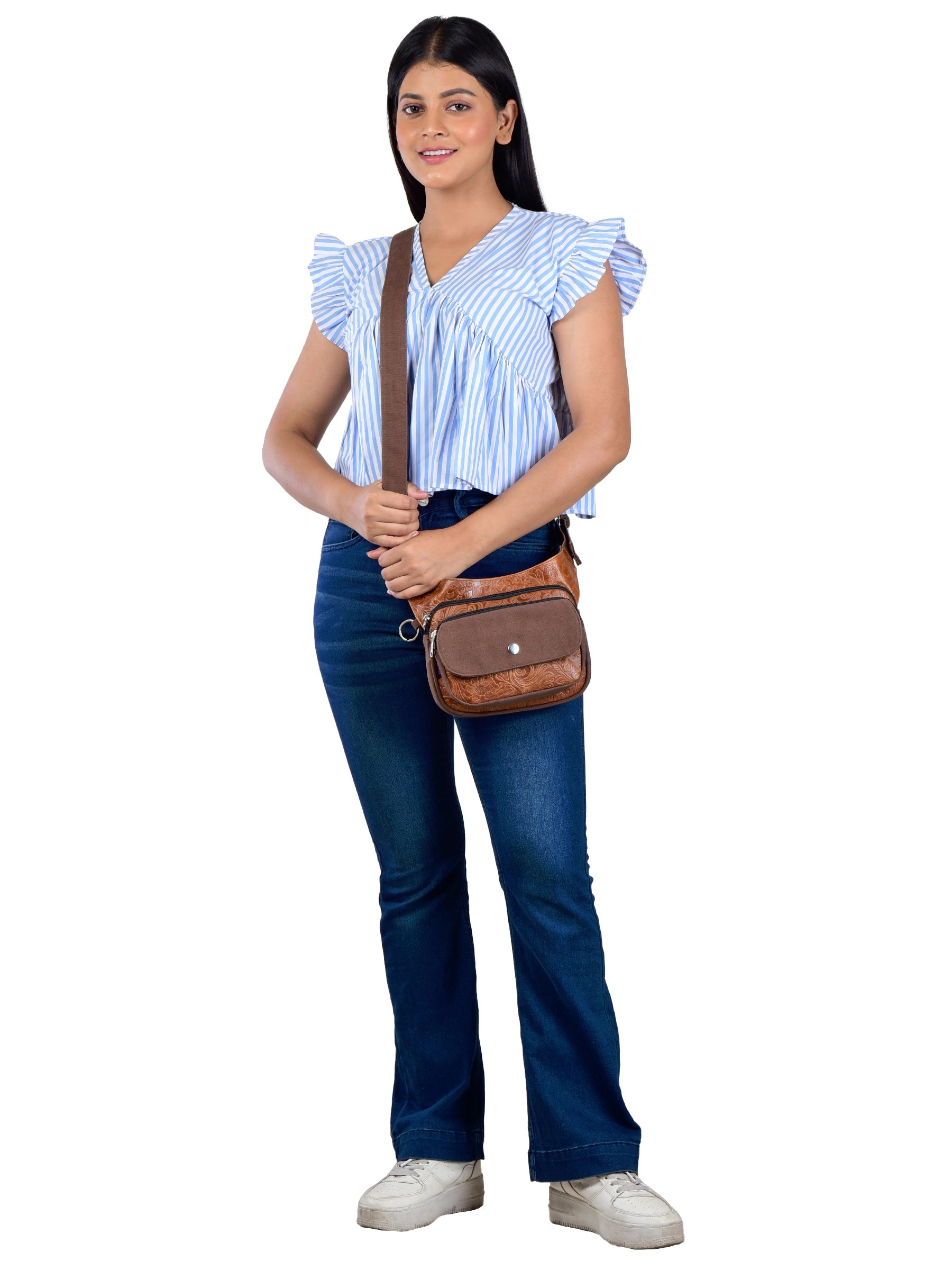 Model präsentiert die Tasche aus Leder mit Blumenmuster als Crossbody-Bag quer über den Oberkörper – flexibel tragbar und modisch