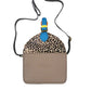 Kleine bunte Leder Umhängetasche mit Gepard-Muster, farbigem Leder in Grau sowie verstellbarem Schulterriemen.