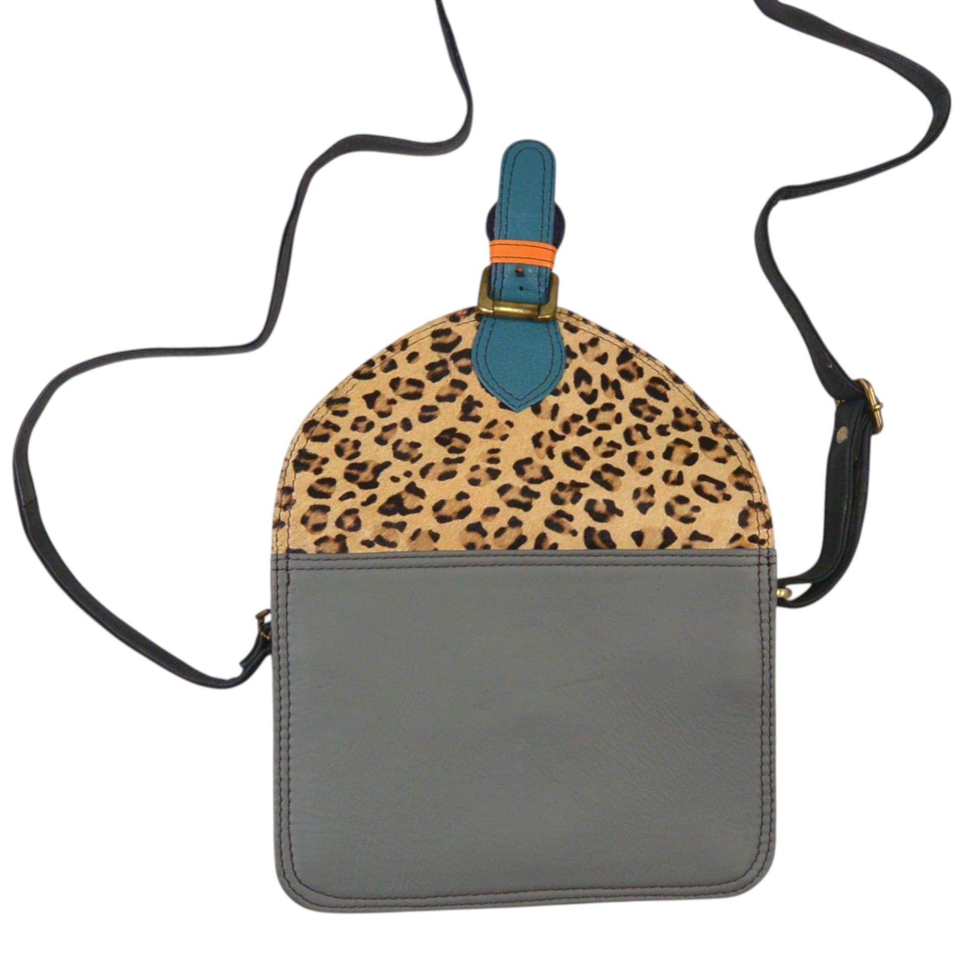 Kleine bunte Leder Umhängetasche mit Leo-Muster, farbigem Leder in Grau und Blau sowie verstellbarem Schulterriemen.