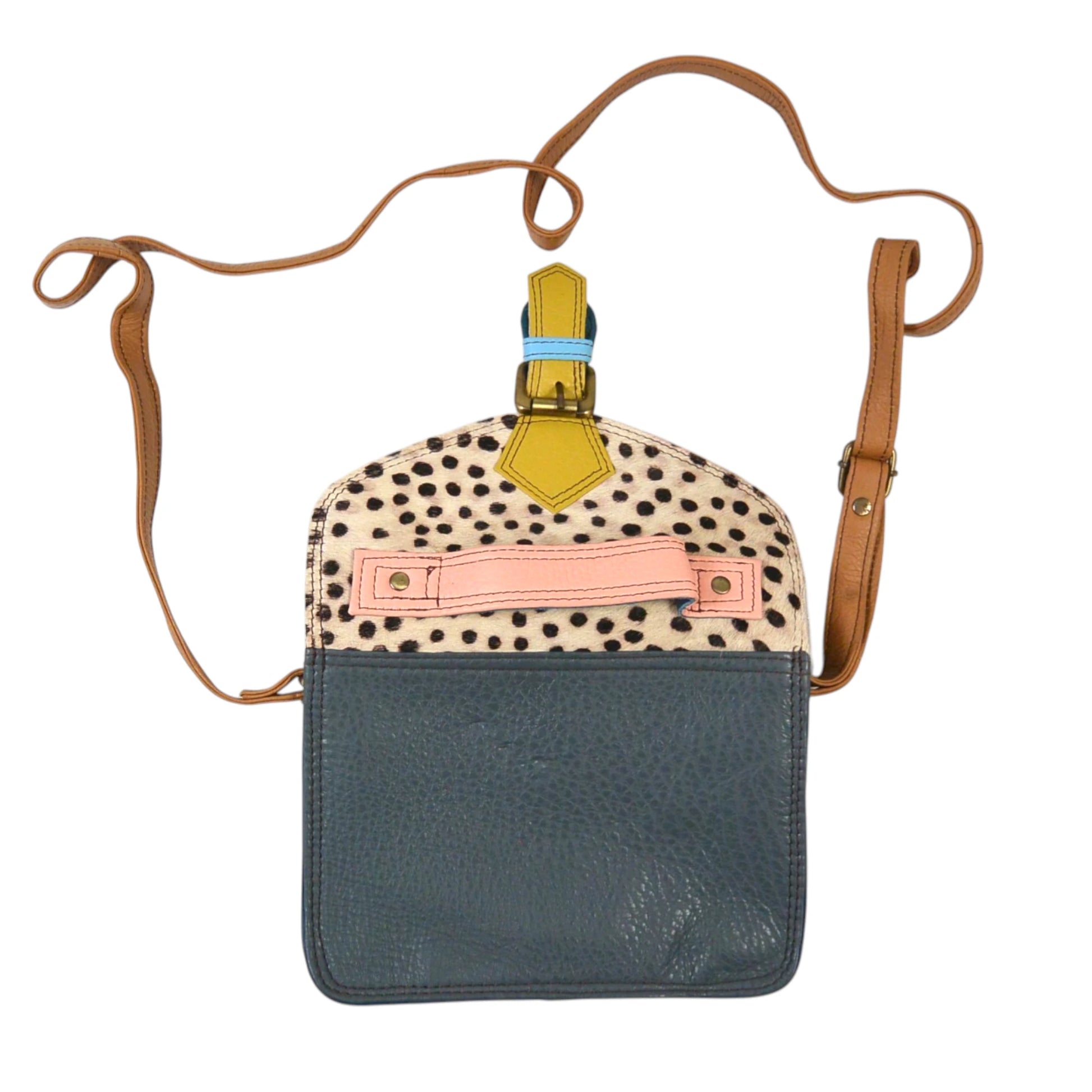 Kleine bunte Leder Umhängetasche mit Gepard-Muster, farbigem Leder in Rosa und Dunkelgrau sowie verstellbarem Schulterriemen. 