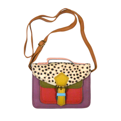 Kleine bunte Leder Umhängetasche mit Gepard-Muster, farbigem Leder in Lila, Rot,  und Olivgrün sowie verstellbarem Schulterriemen.