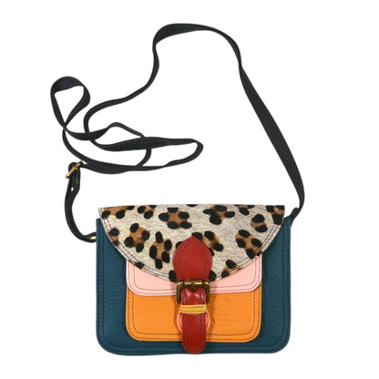 Kleine bunte Leder Umhängetasche mit Leo-Muster, farbigem Leder in Dunkelblau, Oange, Rosa und Rot sowie verstellbarem Schulterriemen.